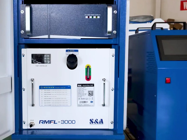 Охладитель для лазерной установки RMFL-3000 для охлаждения двухпроводного ручного лазерного сварочного аппарата Охладитель для лазерной установки RMFL-3000 для охлаждения двухпроводного ручного лазерного сварочного аппарата