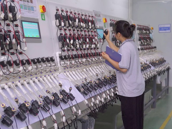 Испытание прецизионного регулятора температуры, повышающее надежность чиллеров по всему миру