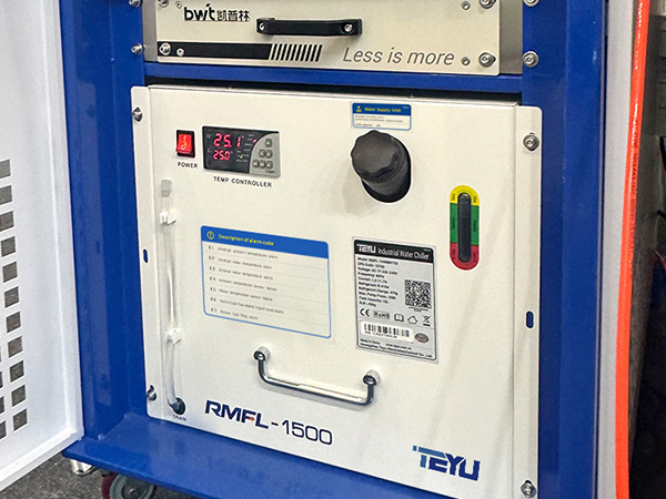 Стойка охлаждения RMFL-1500, интегрированная с ручной волоконно-оптической лазерной сварочной системой