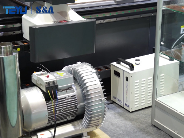 Почему шпиндели станков с ЧПУ так гладко обрабатывают акрил при использовании чиллера TEYU CW-3000?