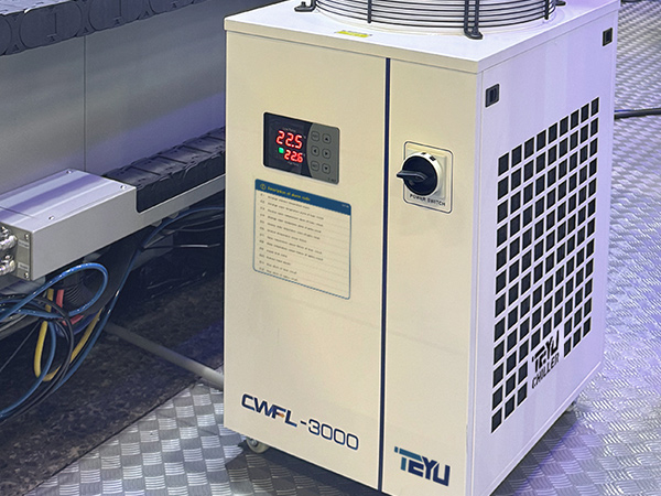 Система охлаждения CWFL-3000 для волоконного лазерного резака мощностью 3 кВт.